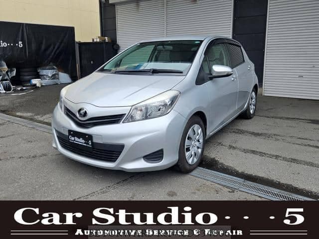 2011 Toyota Vitz — photo 1